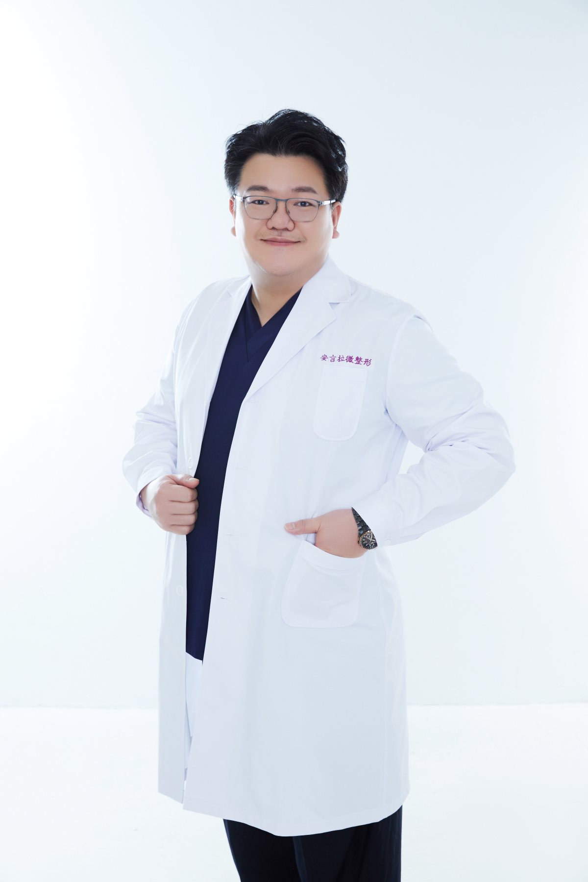 伍氏邏輯美學診所院長形象照
